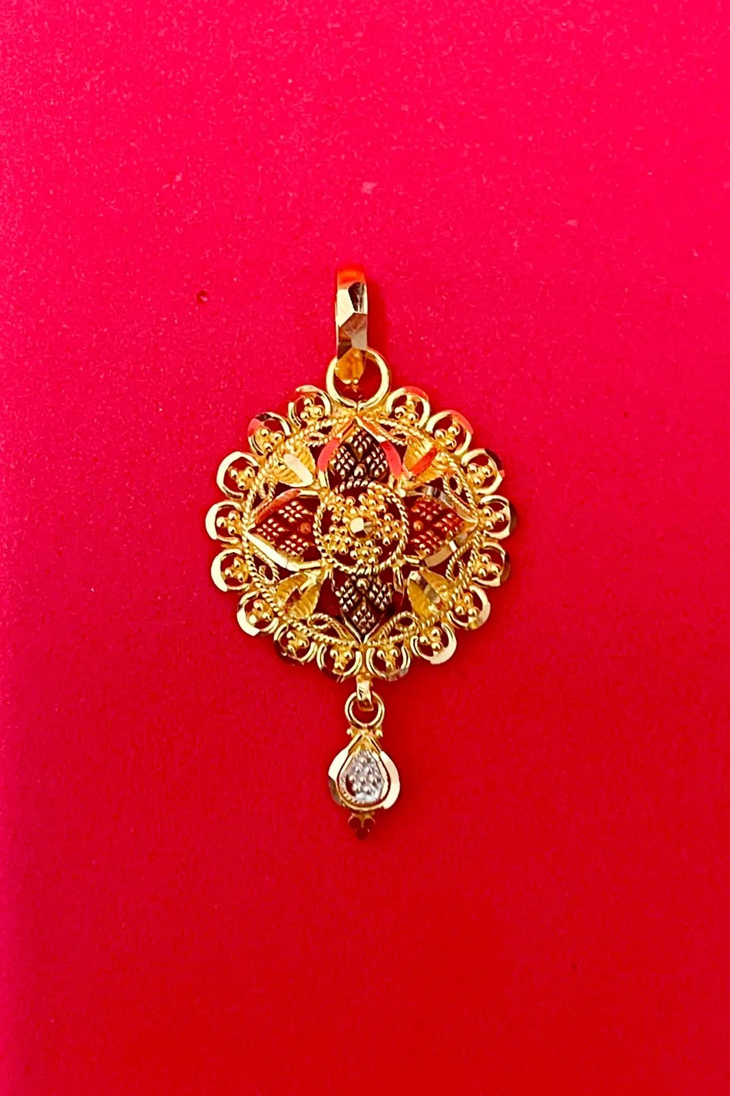 22 KT Gold Designer Round Pendant Set (D105)