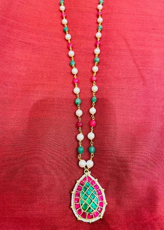 Green pink and white pearl one layer chain with pendent