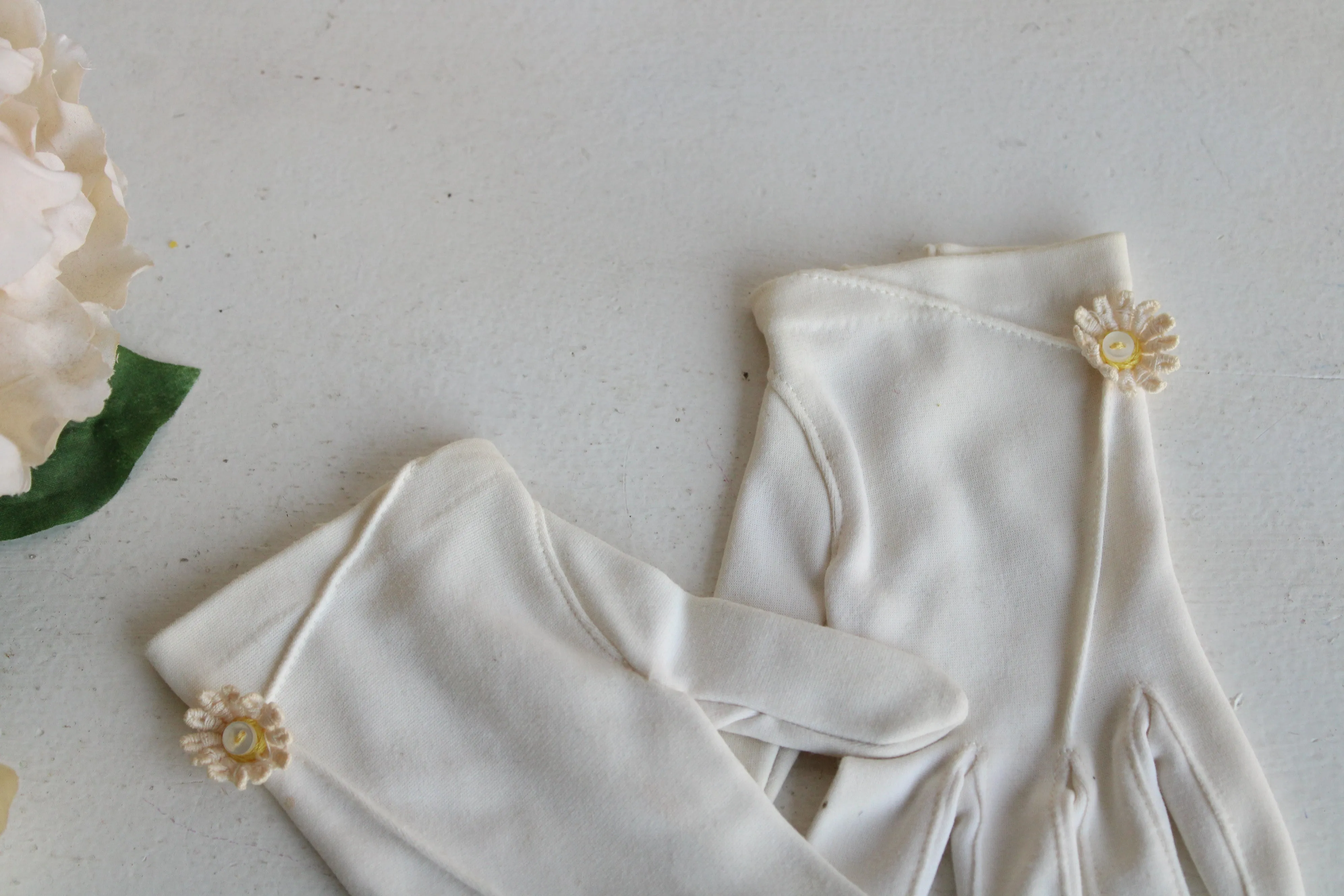 Vintage 1950s 1960s Gloves with Daisies