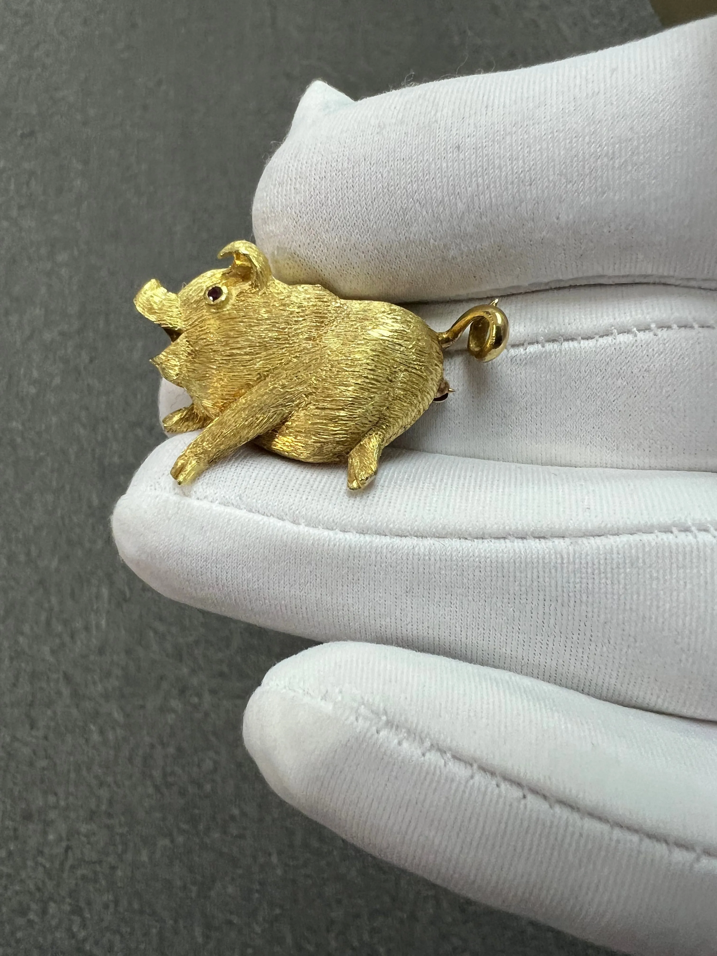 Vintage 1970s Yellow Gold Piggie Brooch