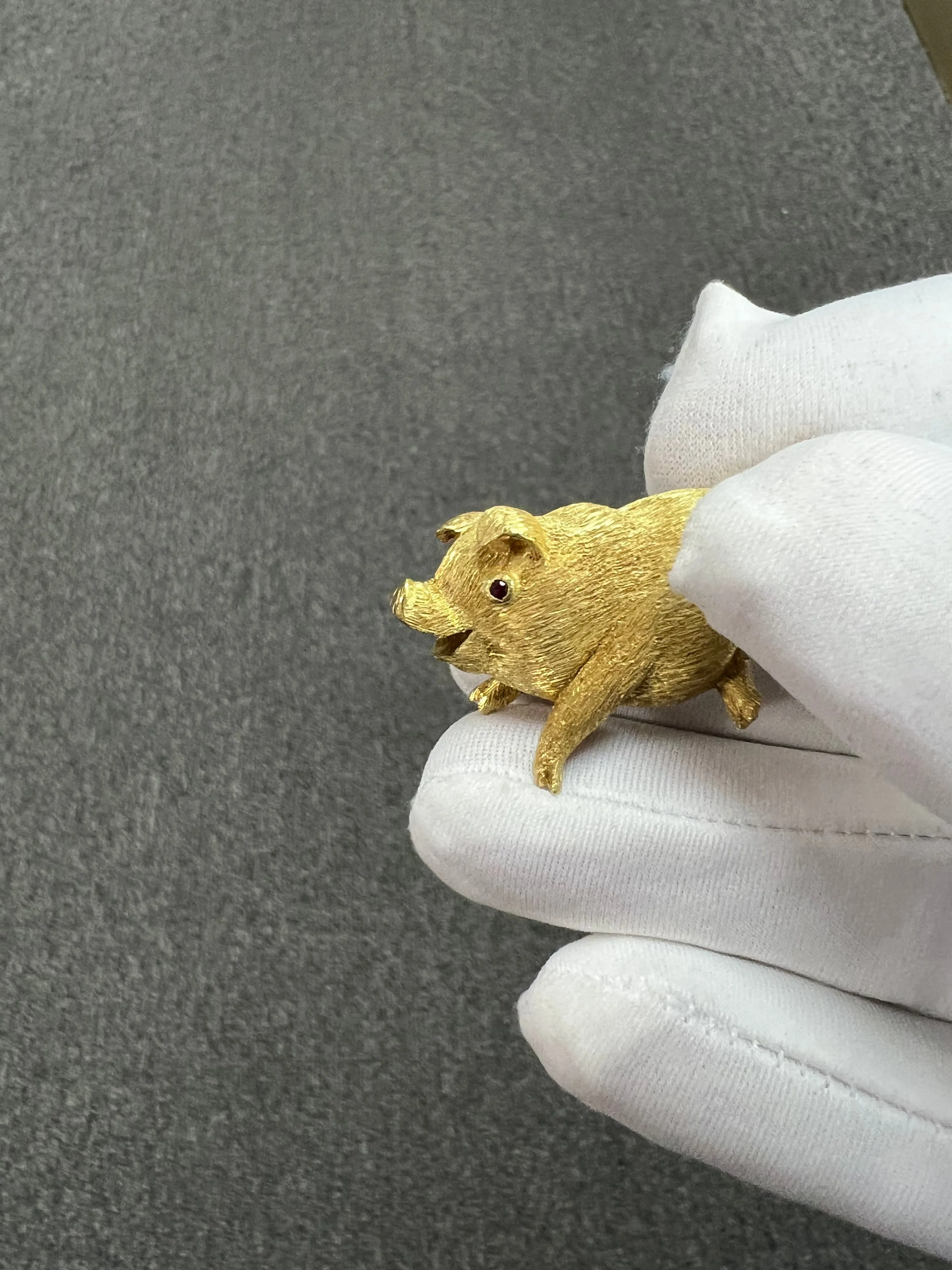 Vintage 1970s Yellow Gold Piggie Brooch