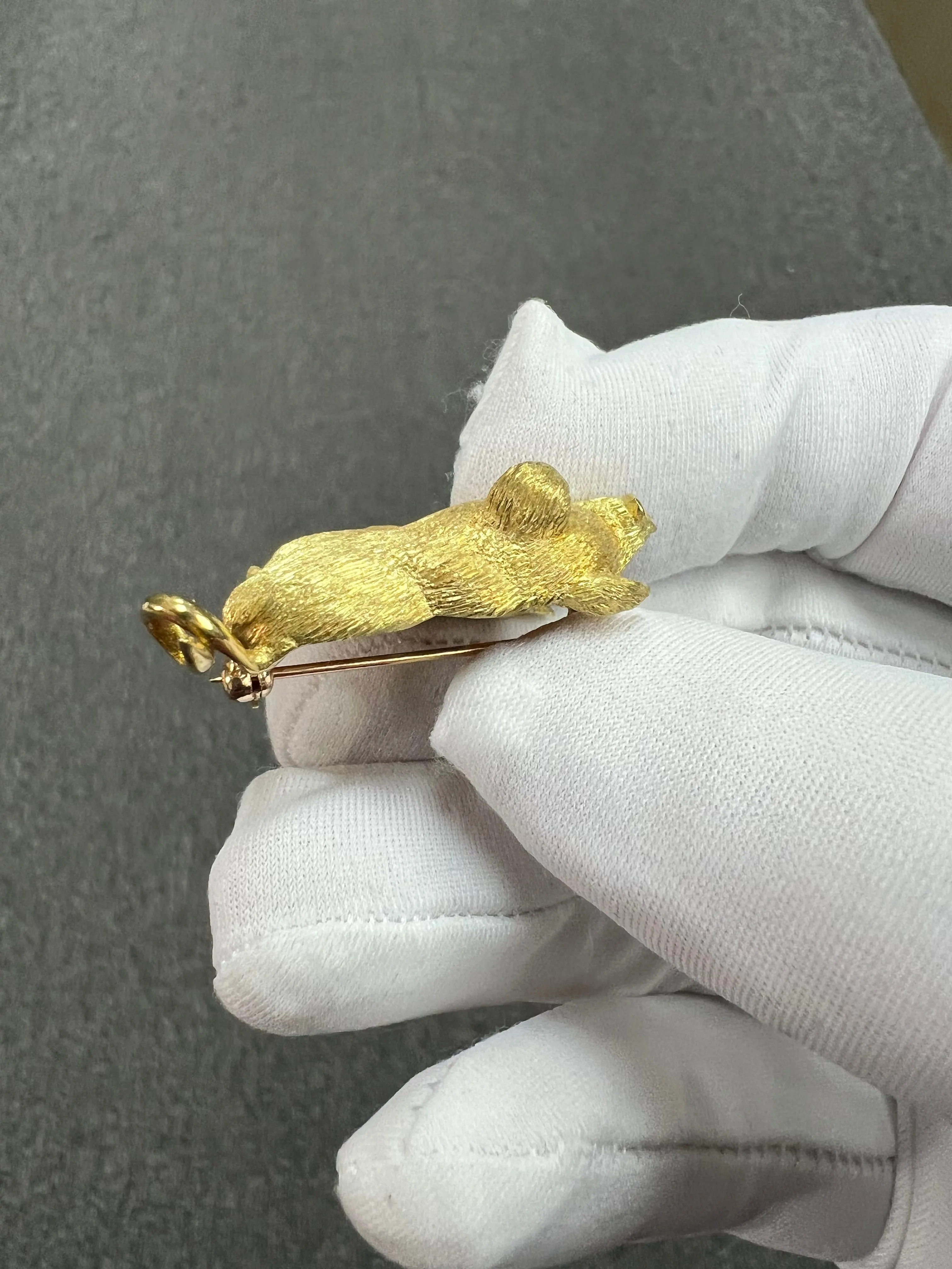 Vintage 1970s Yellow Gold Piggie Brooch