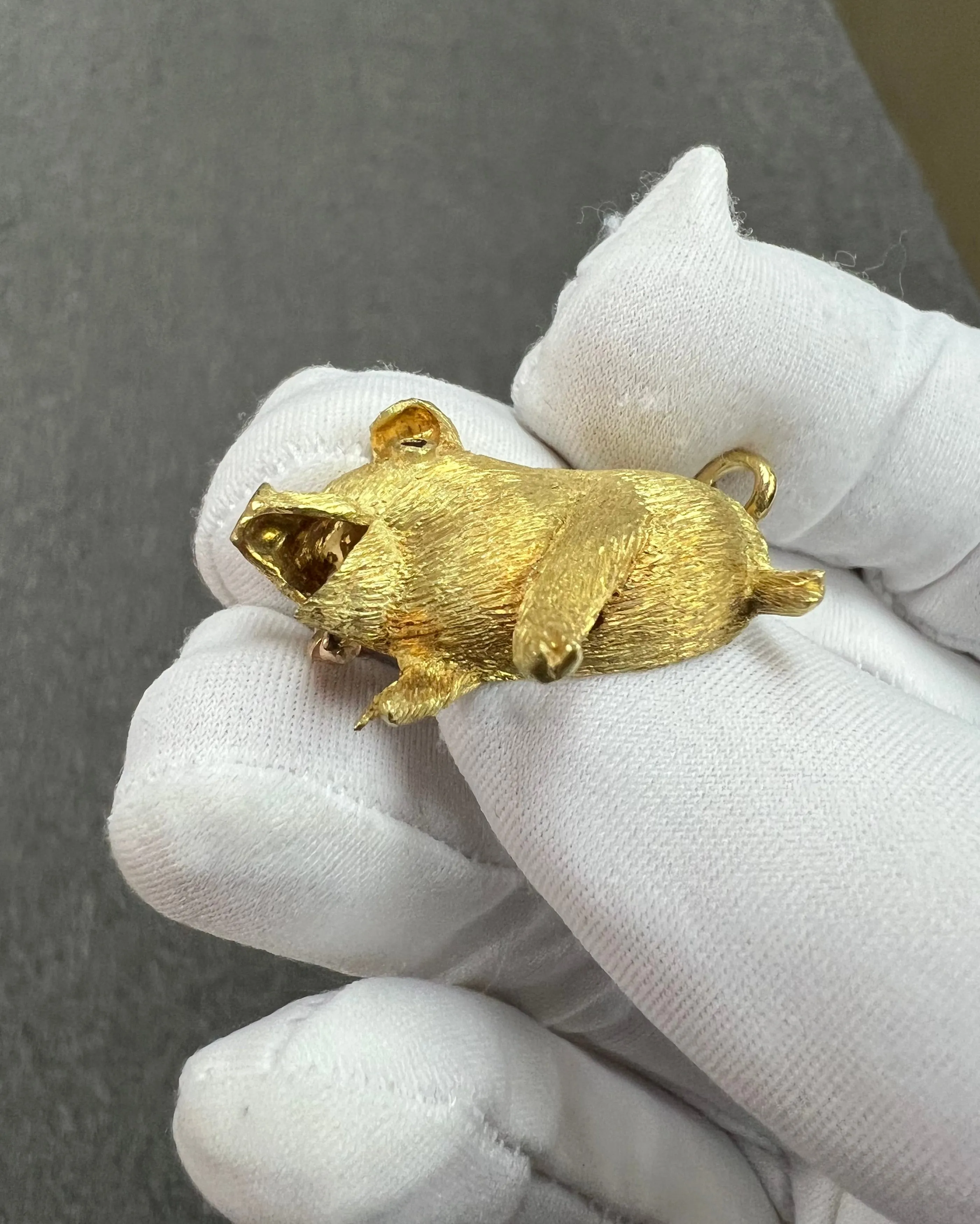 Vintage 1970s Yellow Gold Piggie Brooch