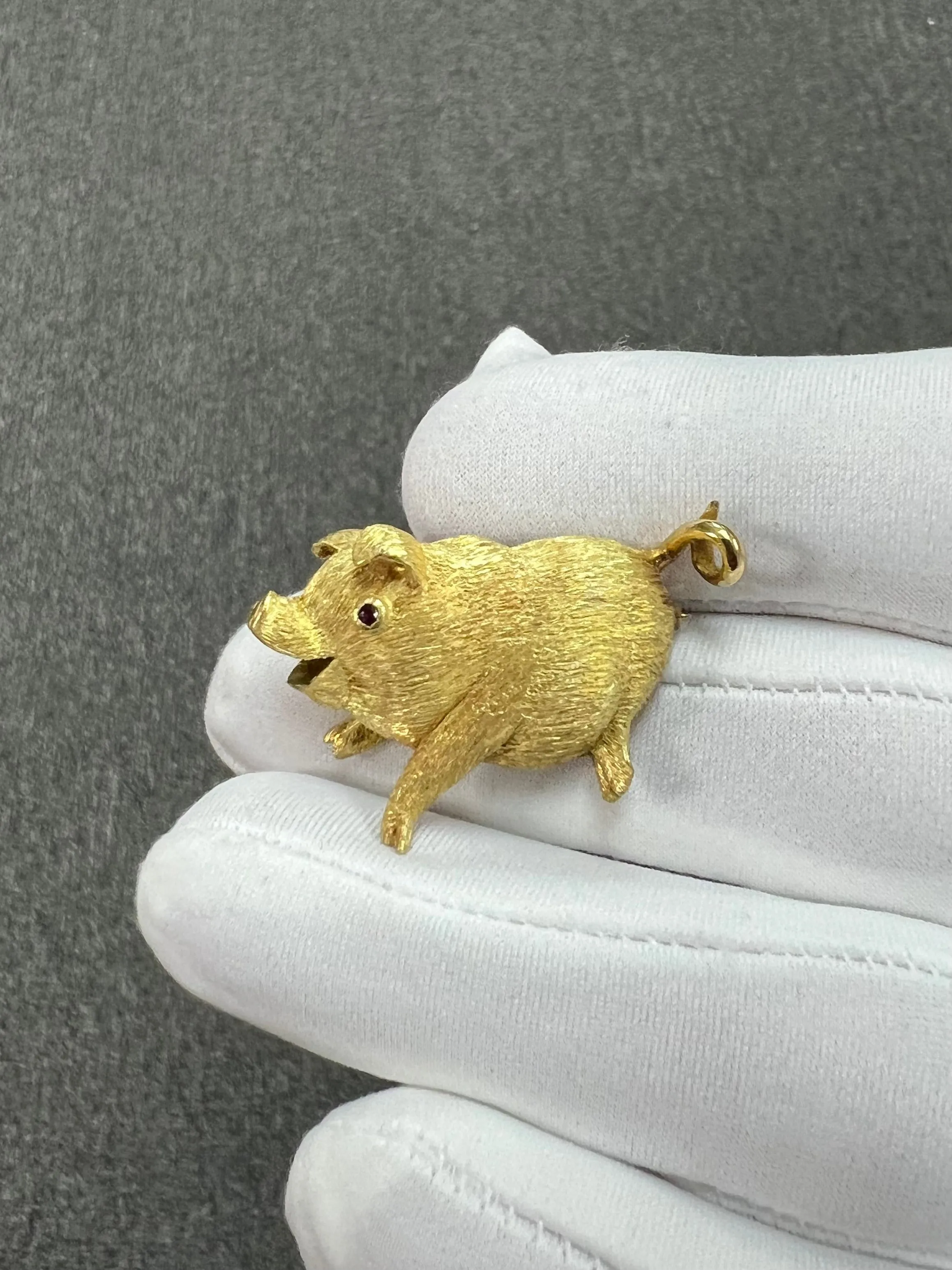 Vintage 1970s Yellow Gold Piggie Brooch